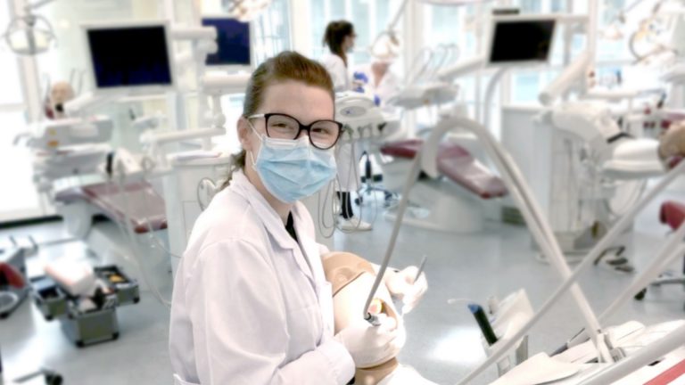 Vom Zahni für Zahnis. Jasmin hat wertvolle Tipps und Tricks für das erste Semester im Zahnmedizinstudium.